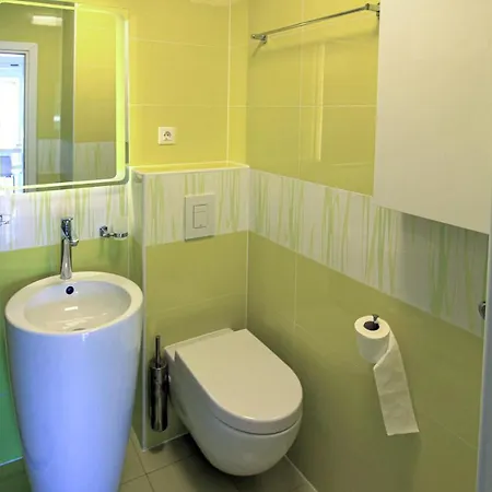 דירה In With Kitchen
