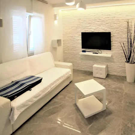 In With Kitchen דירה